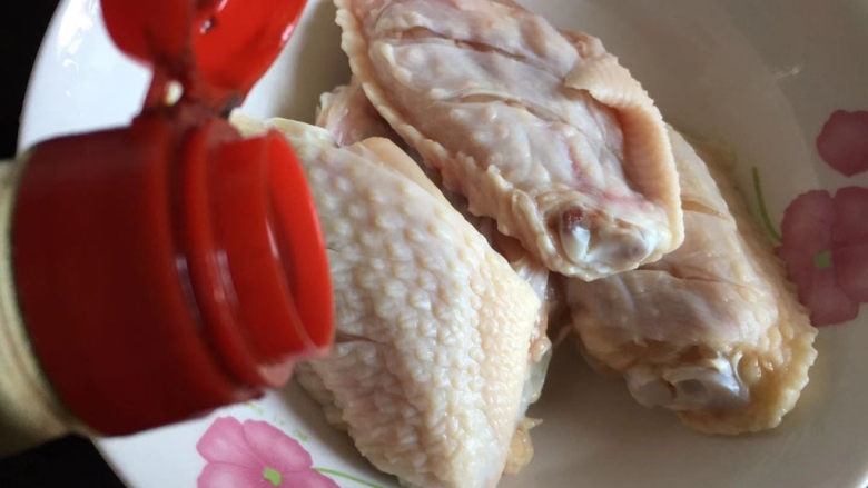 柠香鸡翅,鸡翅放碗里,加入适量<a style='color:red;display:inline-block;' href='/shicai/ 788'>生抽</a>