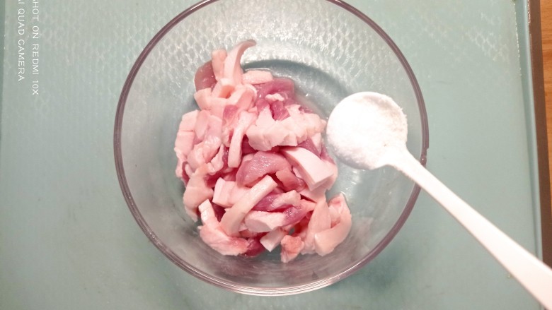 肉末辣炒玉米粒,<a style='color:red;display:inline-block;' href='/shicai/ 414'>猪肉</a>切末,放半勺食用盐