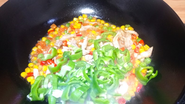 肉末辣炒玉米粒,大火收汁,快好后倒入<a style='color:red;display:inline-block;' href='/shicai/ 61'>青椒</a>翻炒