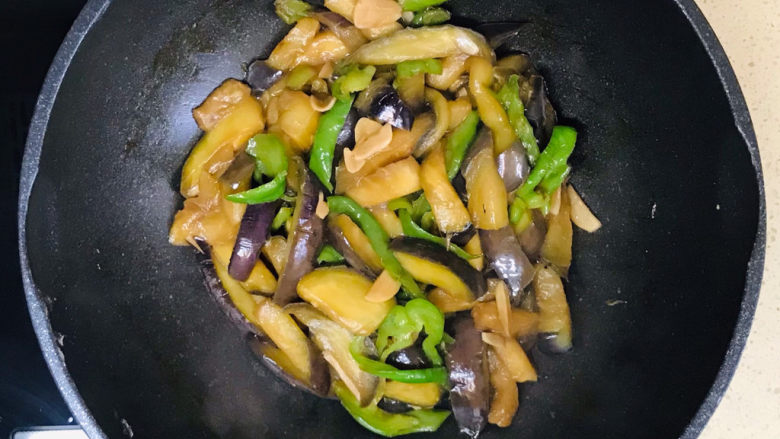 蒜香茄条,一直翻炒至蔬菜恹恹,就可以关火起锅了