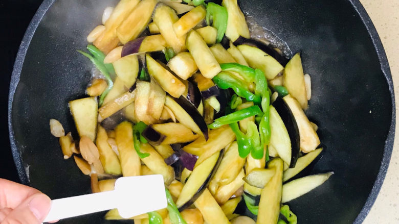 蒜香茄条,翻炒均匀后,撒入盐调味