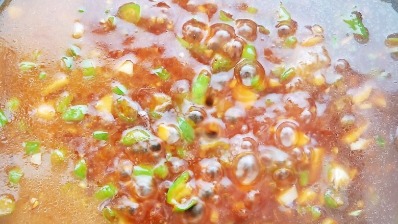 香炸茄盒,加入一勺生抽,一勺蚝油,适量食盐和白糖,适量清水和水淀粉炒至冒泡。