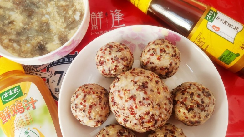 减脂藜麦饭团,搭配上鲜美的紫菜鸡蛋汤,可以开吃了。