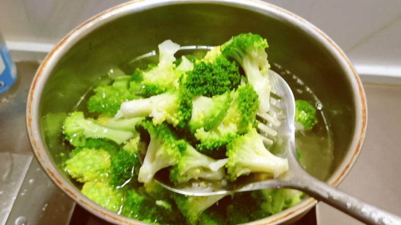 上汤西兰花,放入开水中汆烫捞出,水中加入盐和几滴食用油。