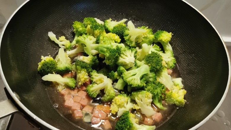 上汤西兰花,放入西兰花,煮1-2分钟。