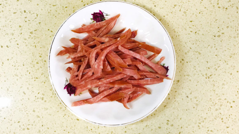 黄瓜拌面,<a style='color:red;display:inline-block;' href='/shicai/ 425'>香肠</a>洗净,切成丝