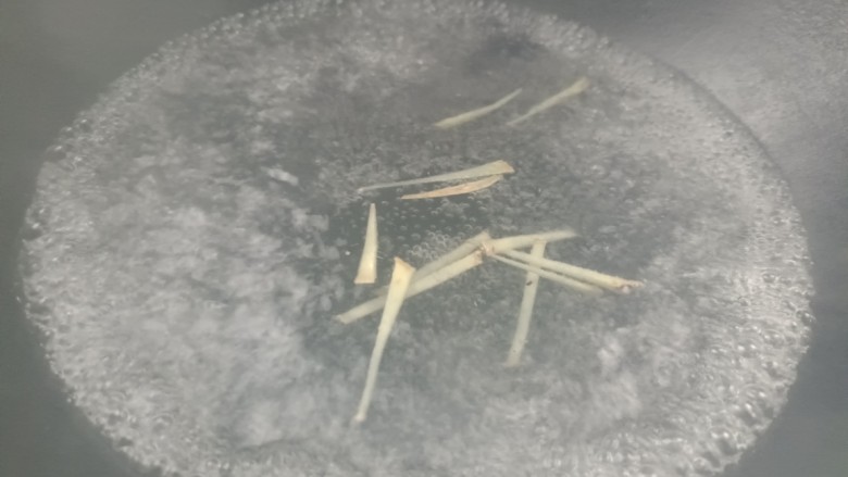 小白菜肉丝面,起锅烧开水,放入姜丝
