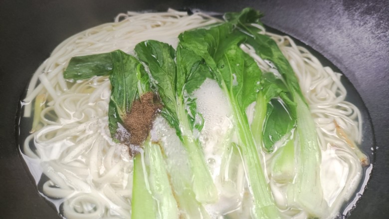 小白菜肉丝面,加入胡椒粉拌匀