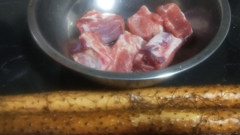 山药炖排骨,排骨洗干净,山药洗干净。