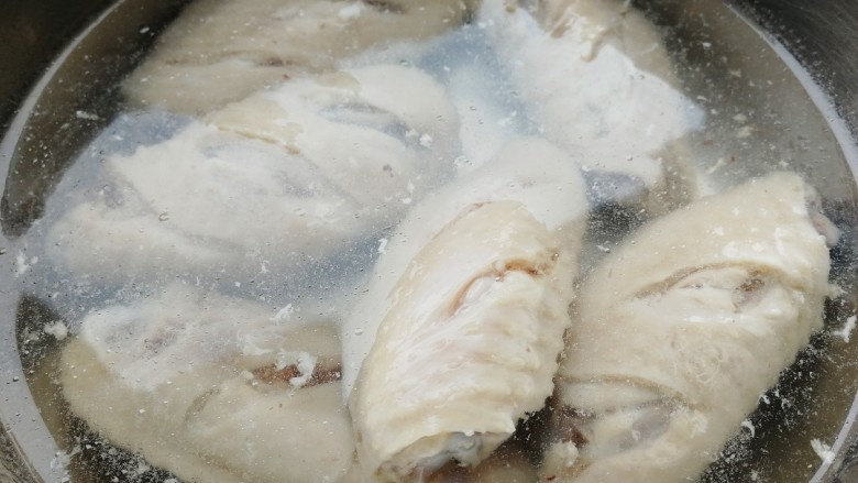 柠香鸡翅,捞出鸡翅温水洗干净表面浮沫,控水。