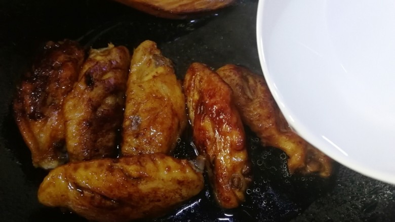 柠香鸡翅,加一小碗开水,文火煮开。
