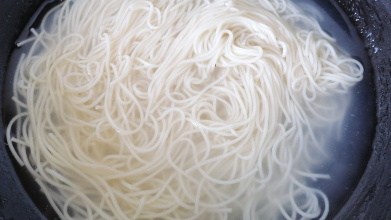 小白菜肉丝面,面条煮熟即可捞出(中间沸腾后浇几次冷水面的口感更好)