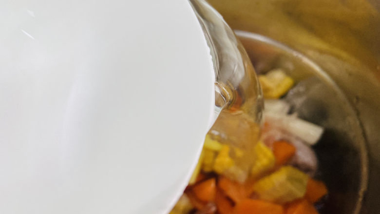 山药炖排骨,根据个人喜好加入饮用水,莫过食材即可