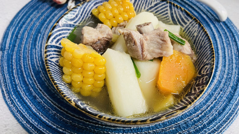 山药炖排骨,山药排骨汤具有补气益中,增强免疫力,延年益寿的功效。