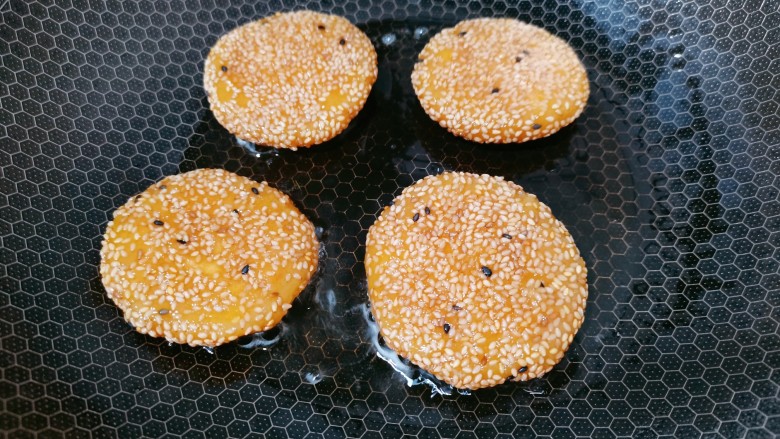 芝麻红薯饼,锅里烧油,再把做好的红薯饼放入小火慢煎