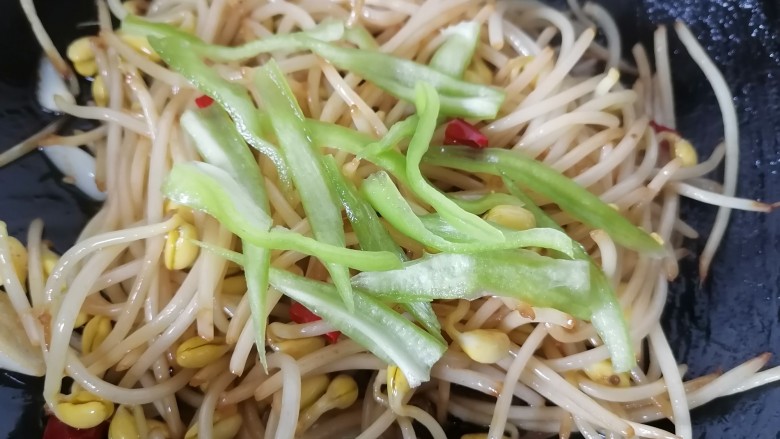 干煸黄豆芽,放入青椒