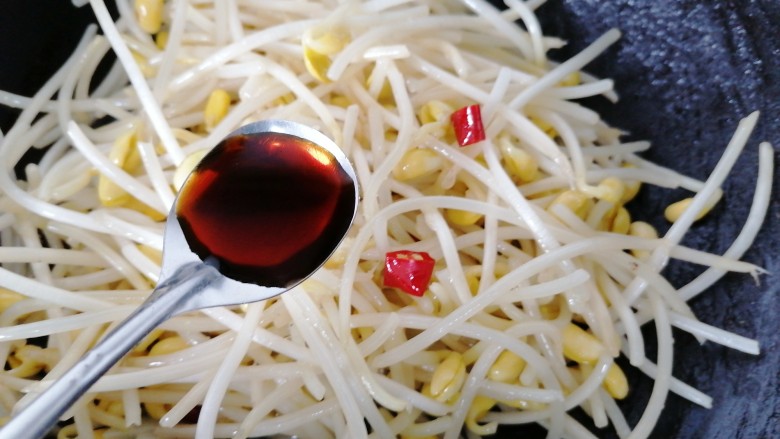 干煸黄豆芽,加入一勺<a style='color:red;display:inline-block;' href='/shicai/ 788'>生抽</a>提鲜