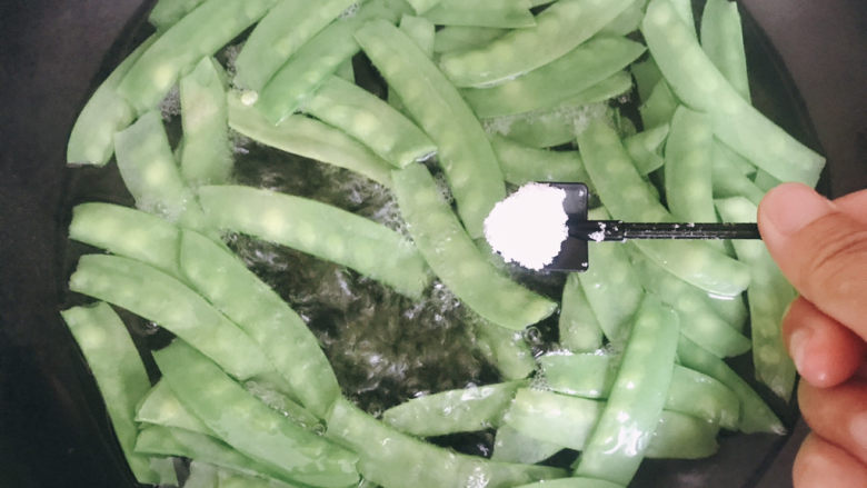 荷兰豆炒鸡蛋,锅中加盐,把荷兰豆焯水半分钟