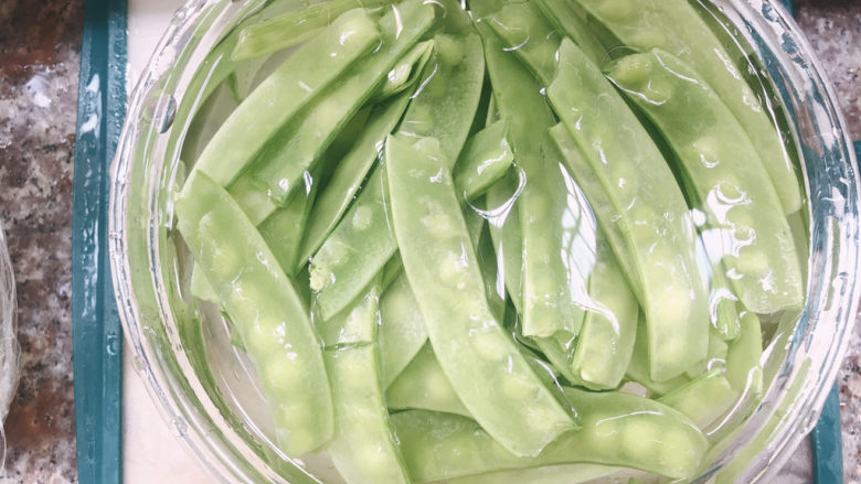 荷兰豆炒鸡蛋,荷兰豆掐头去尾后用水清洗干净