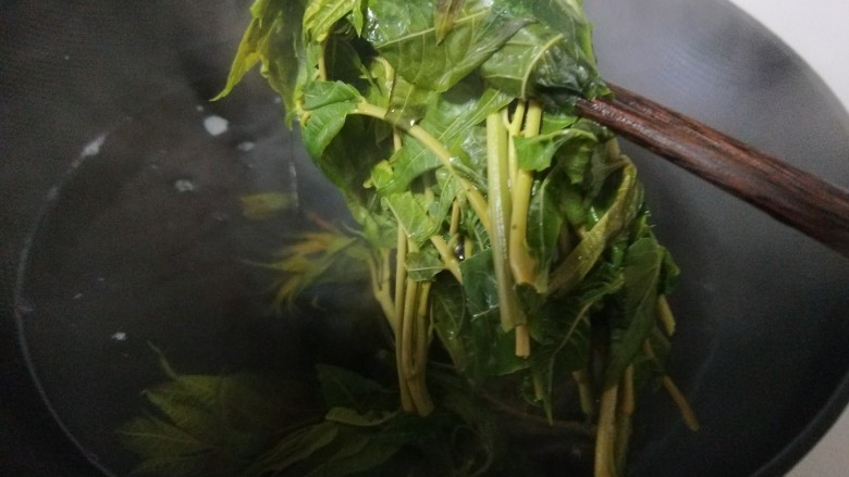 凉拌香椿,然后将香椿捞出控干水分