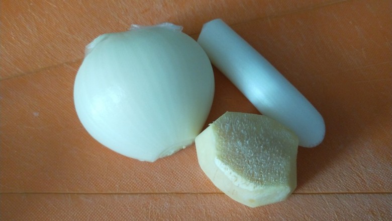 海鲜小馄饨,准备馅料<a style='color:red;display:inline-block;' href='/shicai/ 29'>洋葱</a>,生姜,葱白适量