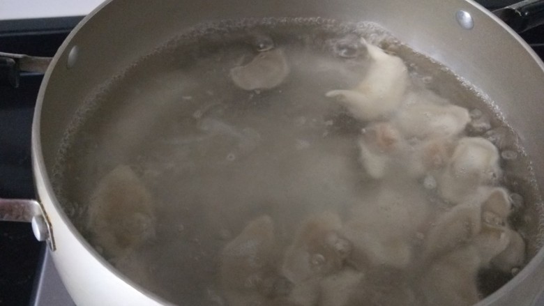 海鲜小馄饨,水开下入馄饨