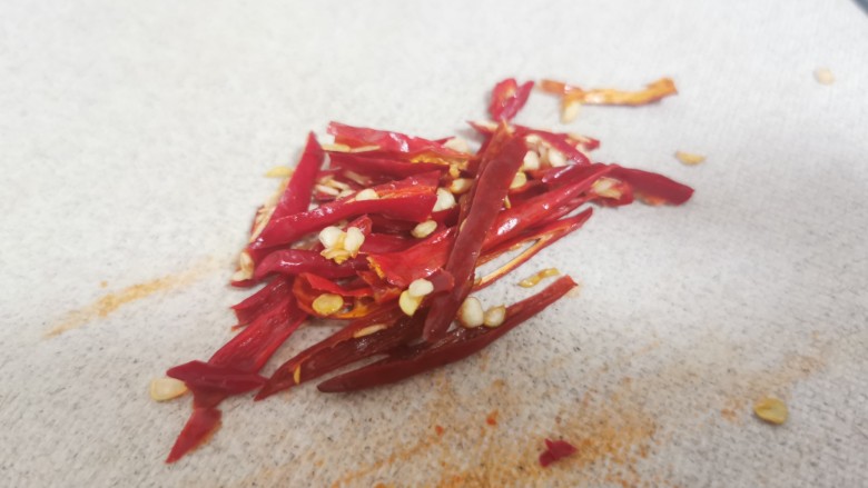 蒜香茄条,小米辣切丝