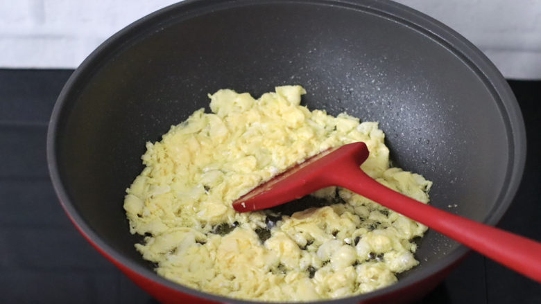 低卡全麦萝卜丝磷虾皮素包,锅烧热倒入少许油,放入打散的蛋液,一边翻炒,一边打散<a style='color:red;display:inline-block;' href='/shicai/ 9'>鸡蛋</a>,炒至均匀的蛋粒。