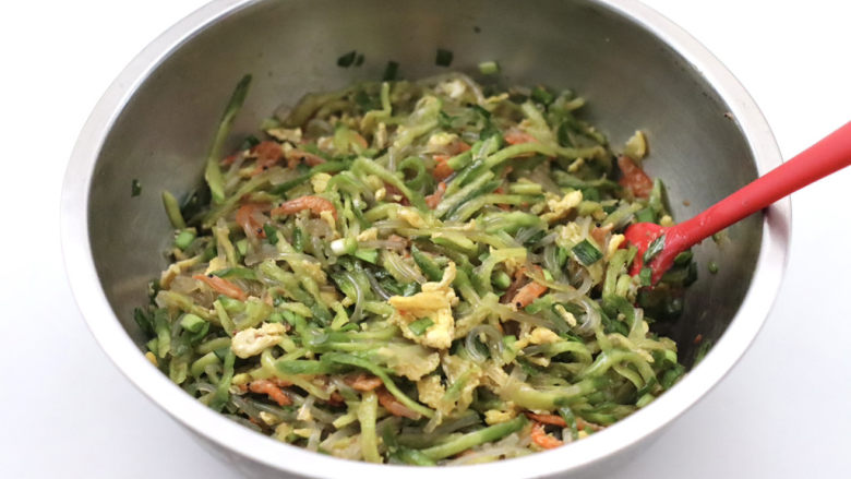 低卡全麦萝卜丝磷虾皮素包,所有食材调料混合均匀,馅料就拌好了。