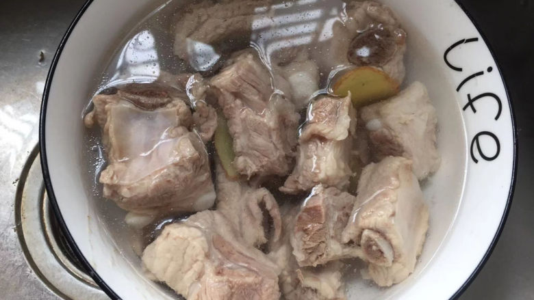 山药炖排骨,过凉水,冲洗下浮沫
