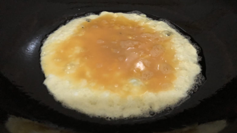 虾仁韭菜炒鸡蛋,下鸡蛋液煎熟翻另一面(用中小火)