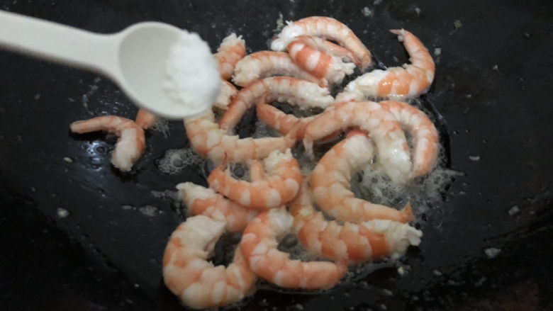 虾仁韭菜炒鸡蛋,下油,下虾仁翻炒一下,加入盐