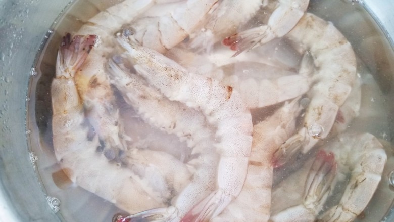 花海游虾,用牙签去掉虾线,剪去虾须,虾头剪一下去掉虾包,清理好后再次清洗一遍。