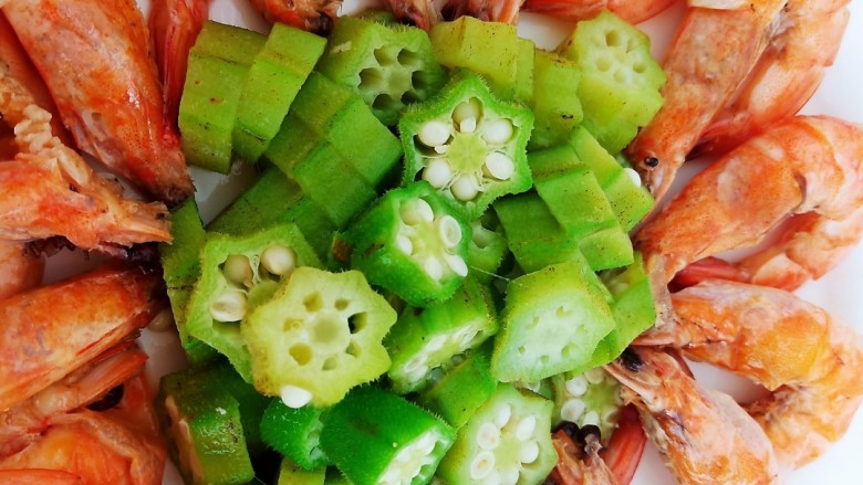 花海游虾,虾炖煮2-3分钟即可捞出摆盘,炖太久肉质会发柴。