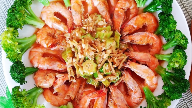 花海游虾,将西兰花也摆在盘子外圈,锅中剩余的汤汁浇少许水淀粉大火烧开,均匀的淋在摆好的菜品上即可完成。