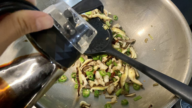 小白菜肉丝面,加入一茶匙<a style='color:red;display:inline-block;' href='/shicai/ 762'>老抽</a>,煸炒上色