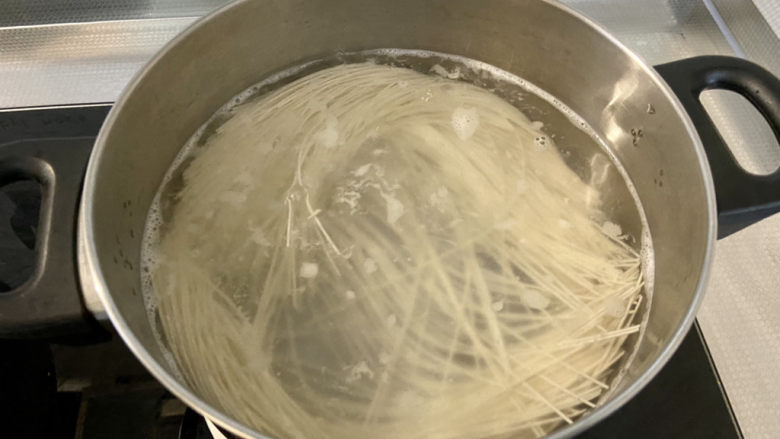 小白菜肉丝面,坐锅烧水,水开下面条,小火煮三分钟左右