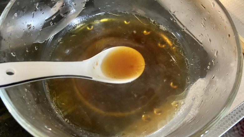 小白菜肉丝面,浇头炒好,面煮好,舀适量煮面汤到面碗中化开调料