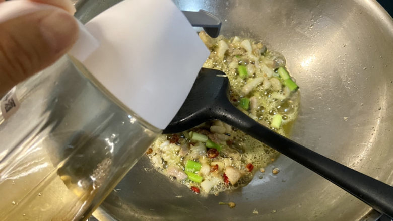 小白菜肉丝面,淋半汤匙<a style='color:red;display:inline-block;' href='/shicai/ 718'>料酒</a>,煸炒去腥
