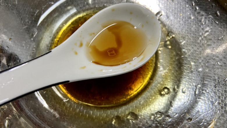 小白菜肉丝面,一茶匙香油,备用