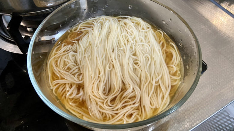 小白菜肉丝面,加入煮好的面条,根据自己的喜好,加入适量的面汤