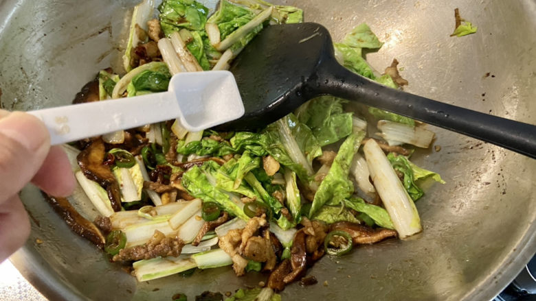 小白菜肉丝面,尝下咸淡,根据自己口味加入少许食盐翻炒均匀即可。浇头可以稍微咸一点