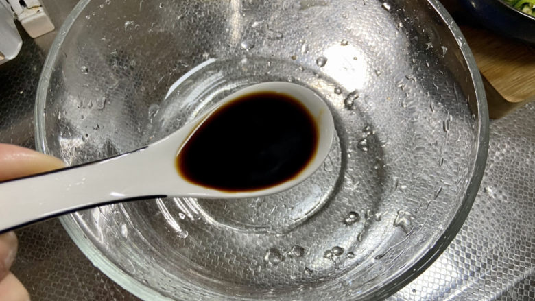 小白菜肉丝面,准备一个面汤的调味:一汤匙<a style='color:red;display:inline-block;' href='/shicai/ 788'><a style='color:red;display:inline-block;' href='/shicai/ 788'>生抽</a></a>
