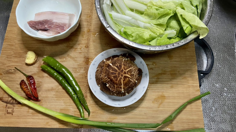 小白菜肉丝面,猪肉清洗,小白菜择好洗净,香菇去蒂搓洗干净,小葱择好洗净,姜搓洗干净,小米辣线椒洗净