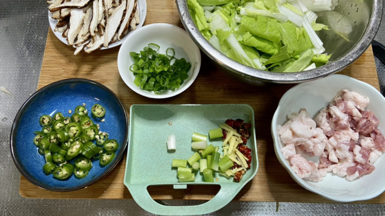 小白菜肉丝面,改刀:猪肉去皮切丝(肥肉切小丁),小白菜切段,香菇切片,小葱葱白切段,葱叶切末,姜切丝,小米辣切段,线椒切小段