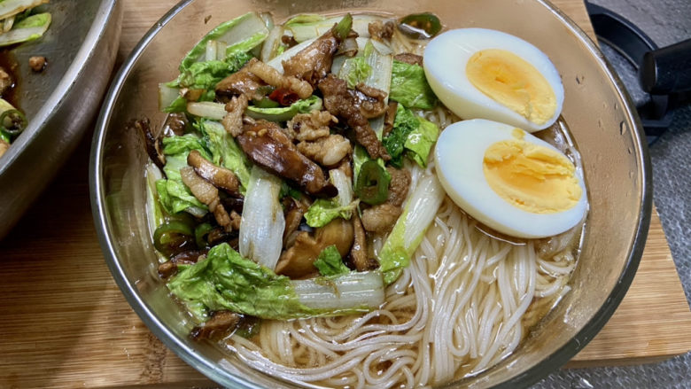 小白菜肉丝面,码上小白菜肉丝浇头,阿晨还加了一个白煮蛋