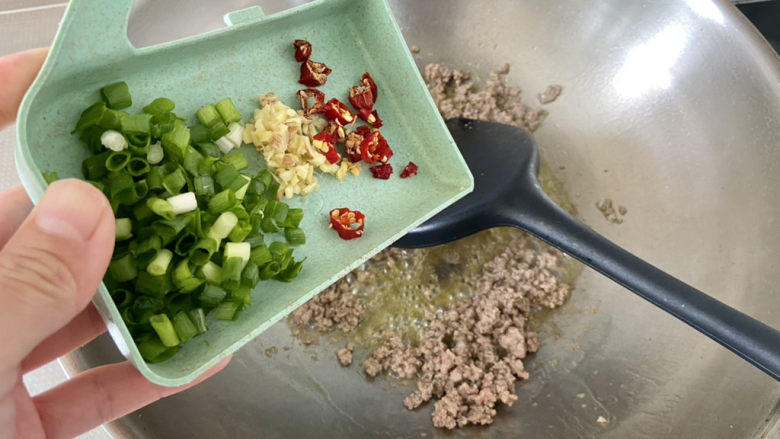 肉末辣炒玉米粒,加入葱姜末小米辣,中小火煸香