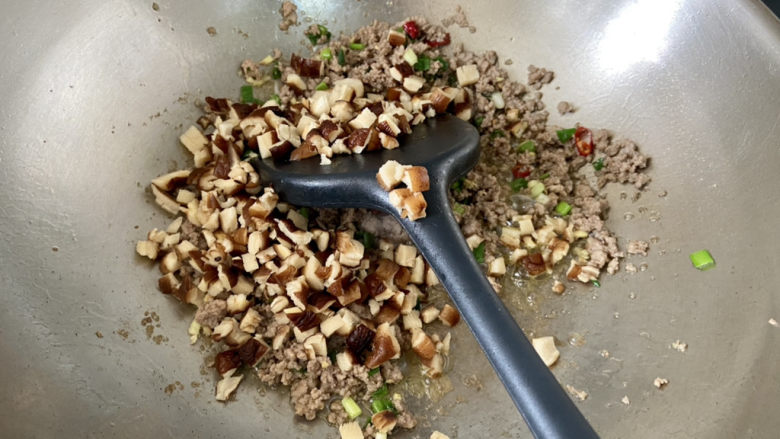 肉末辣炒玉米粒,加入香菇粒,中火煸炒一分钟
