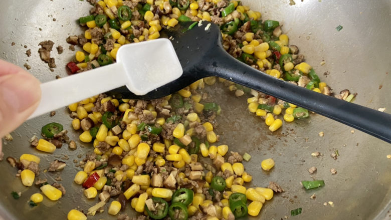 肉末辣炒玉米粒,尝下咸淡,根据自己的口味添加少许盐,转大火,翻炒均匀出锅