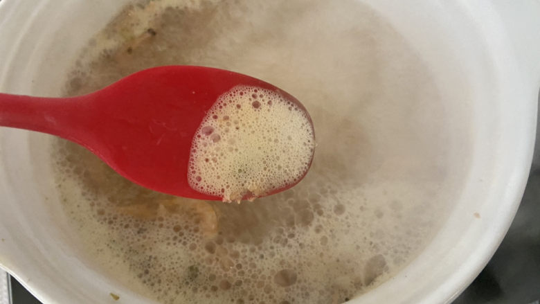 海带豆腐汤,中火煮开,撇去浮末